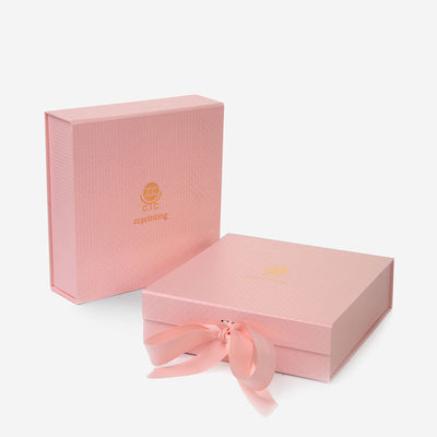 Boîte de empaquetage pliable magnétique rose de C1S C2S avec la fermeture de ruban