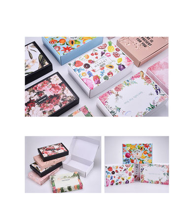 Le cadeau de fantaisie plié a ridé la boîte de empaquetage de papier pour le jouet de T-shirt