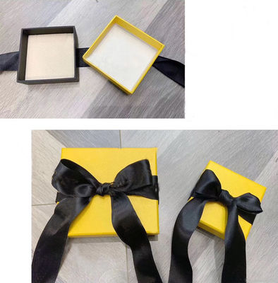 Le rectangle ridé 80gsm a compensé le de papier de cadeau caisse d'emballage la couleur de CMYK