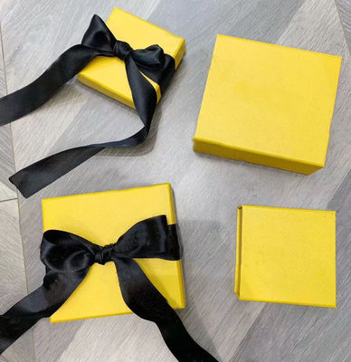 Le rectangle ridé 80gsm a compensé le de papier de cadeau caisse d'emballage la couleur de CMYK