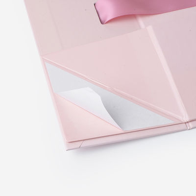 Boîtes de empaquetage de vêtement magnétique de Debossing de forme de livre avec le ruban