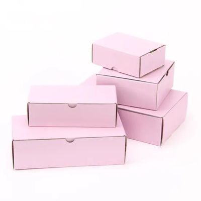 Le carton se pliant de cadeau de Debossing Pantone CMYK enferme dans une boîte le papier de Woodfree