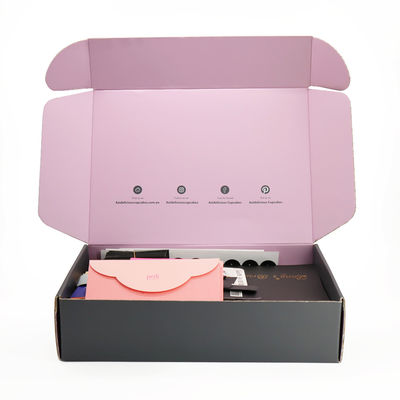 Le carton se pliant de cadeau de Debossing Pantone CMYK enferme dans une boîte le papier de Woodfree
