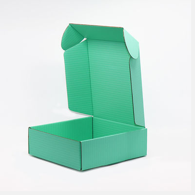 Le carton se pliant de cadeau de Debossing Pantone CMYK enferme dans une boîte le papier de Woodfree