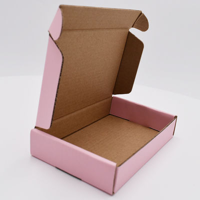 L'annonce écologique de CMYK enferme dans une boîte Pantone a réutilisé l'emballage de carton