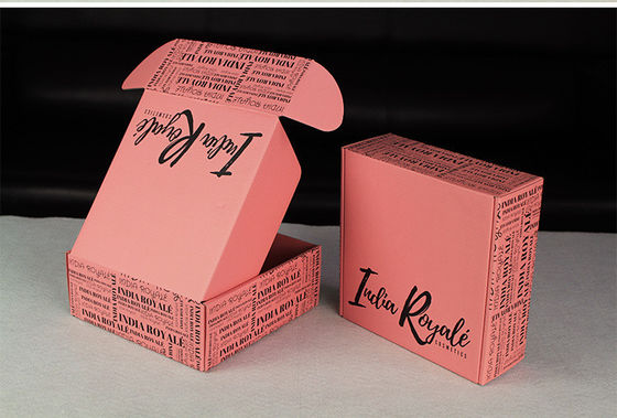 L'annonce écologique de CMYK enferme dans une boîte Pantone a réutilisé l'emballage de carton