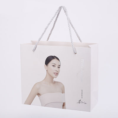 La largeur colorée 25mm de CMYK Pantone a réutilisé le sac de papier pour le cadeau