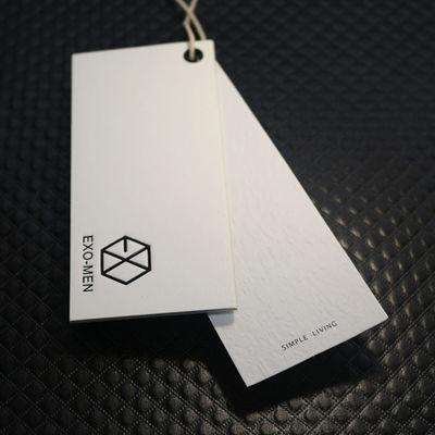 Papier Hang Tags With String fait sur commande du logo 350g emballage de Debossed