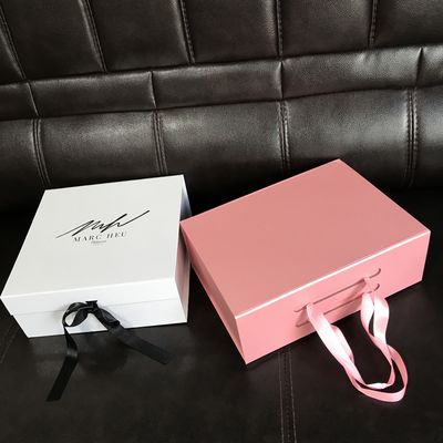 Boîte-cadeau pliant magnétique du pliage CMYK PMS d'anniversaire avec le ruban