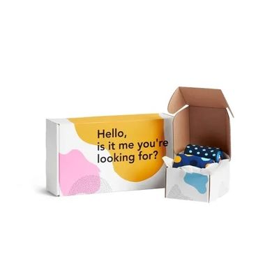 L'emballage de luxe d'habillement du cadeau CMYK de carton enferme dans une boîte la couleur faite sur commande