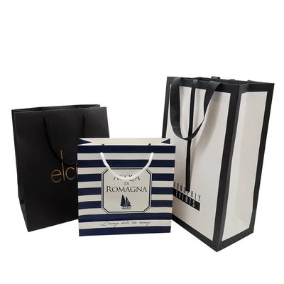 Adaptez le sac aux besoins du client de papier de l'emballage cadeau 300gsm emballage d'habillement polychrome